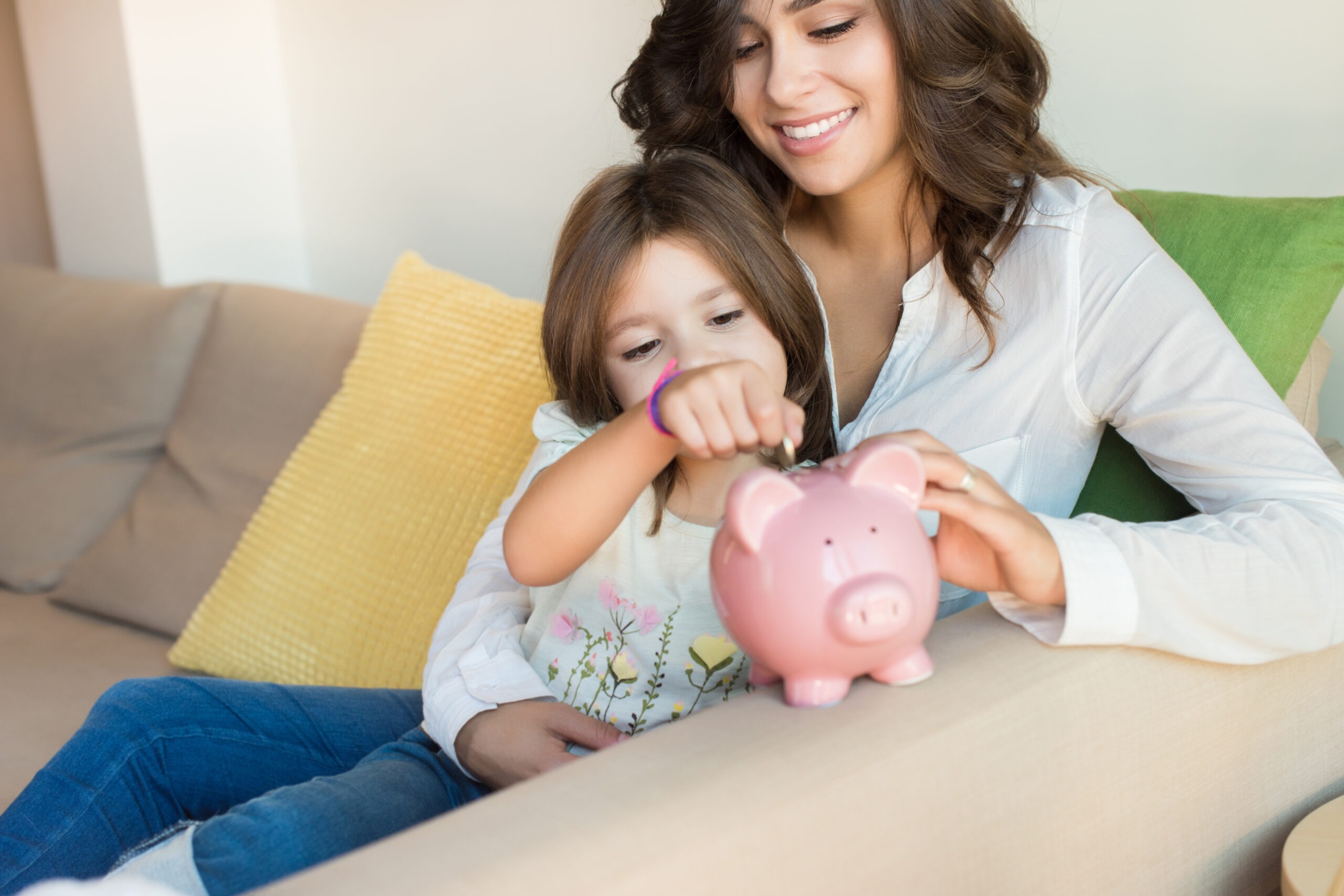 Mamá e hija ahorrando dinero