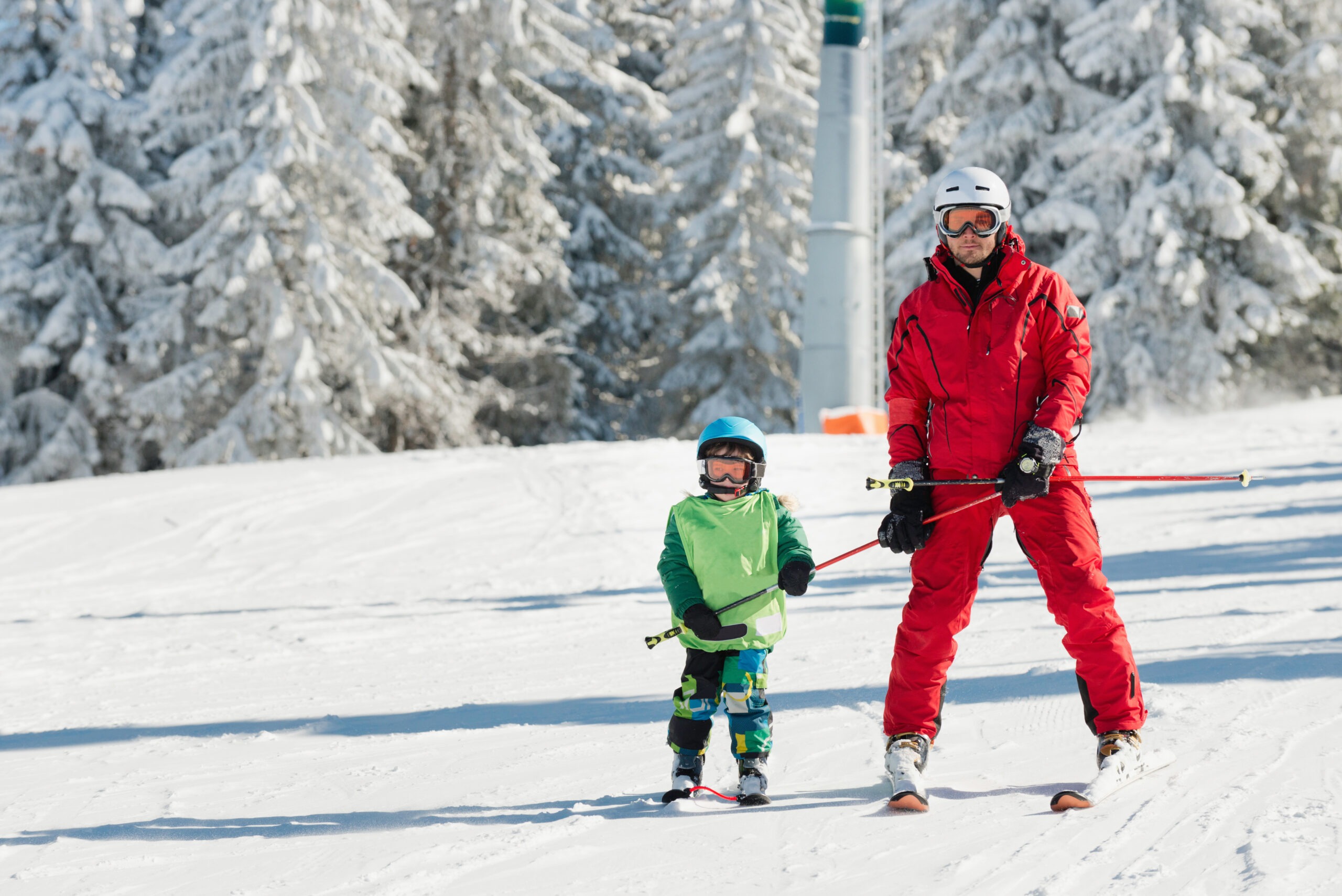 Padre con su hijo practicando deportes de invierno