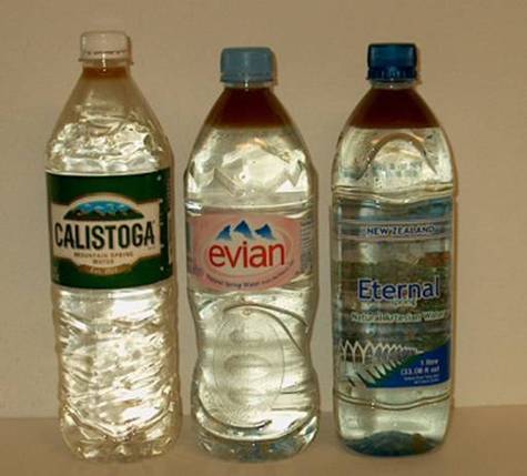 peligro del agua en botella