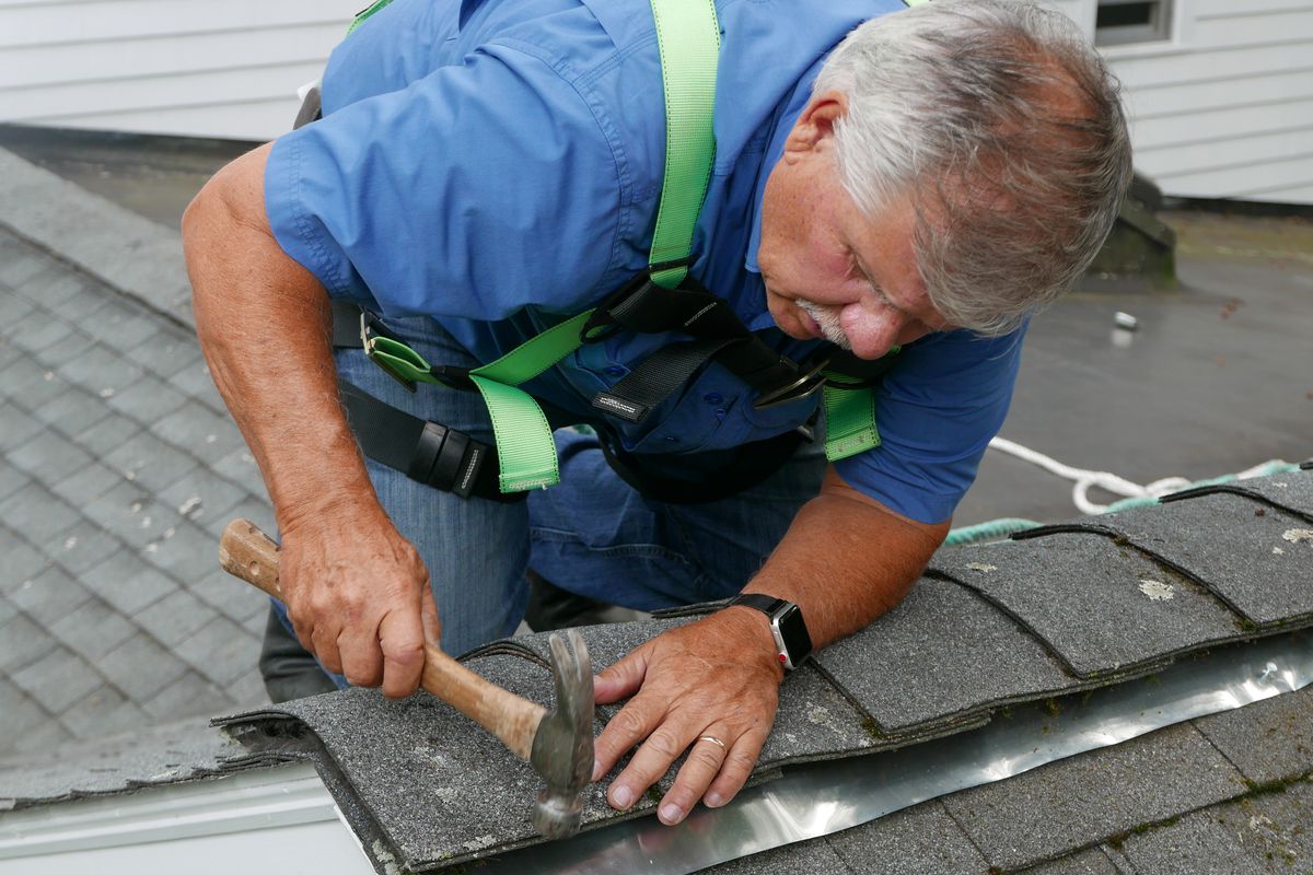 Hombre instalando zinc en un techo